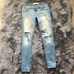 ABERCROMBIE LIGHT WASH RIPPED JEANS